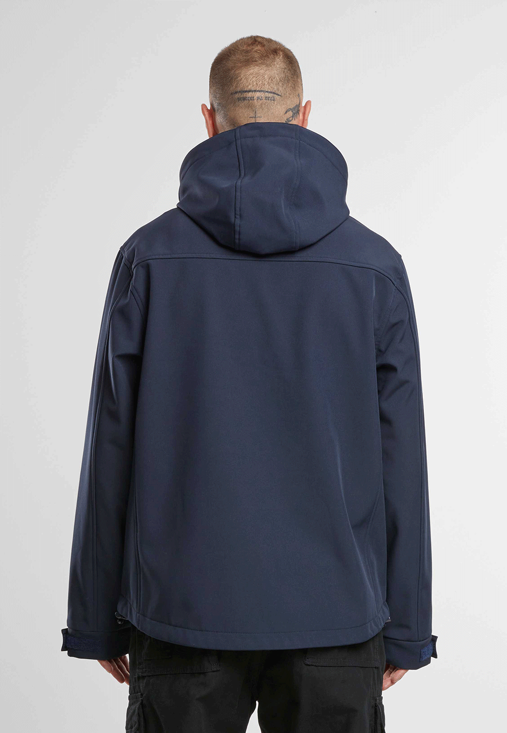 Brandit Navy Softshelljacke mit wasserdichten Reißverschlüssen und reflektierenden Details.