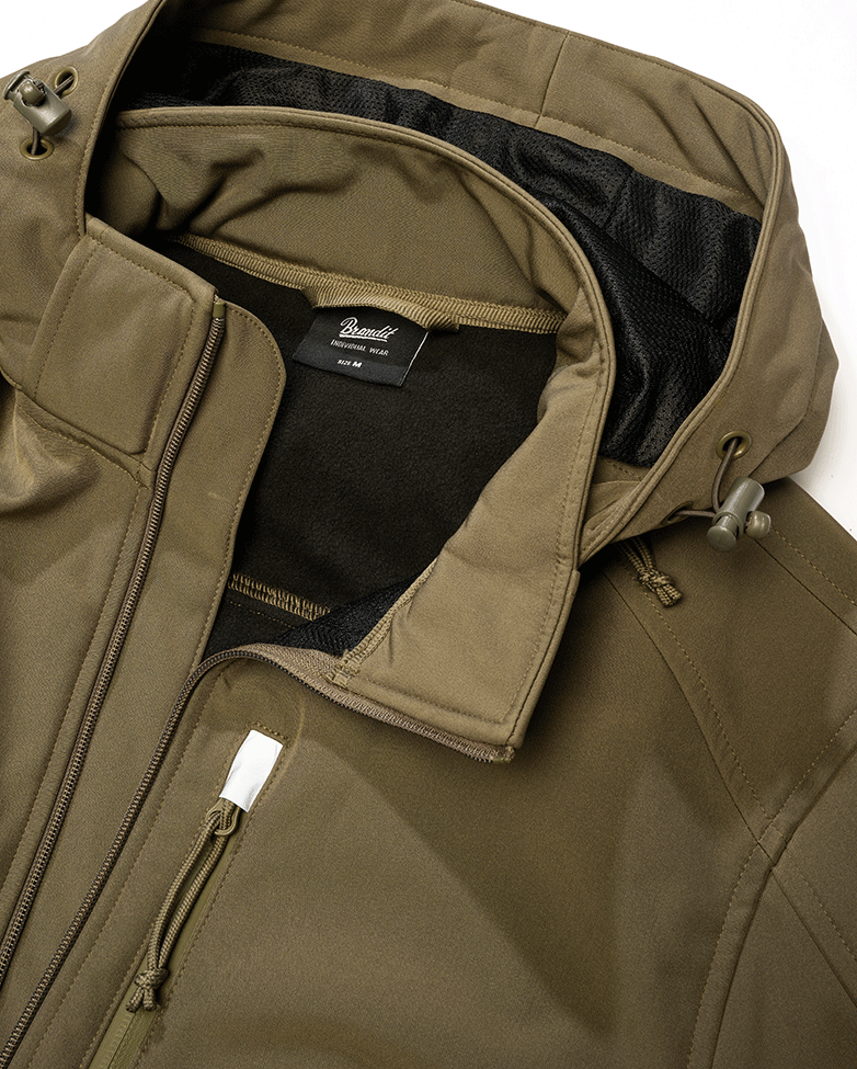 Brandit Oliv Softshelljacke mit wasserdichten Reißverschlüssen und reflektierenden Details.