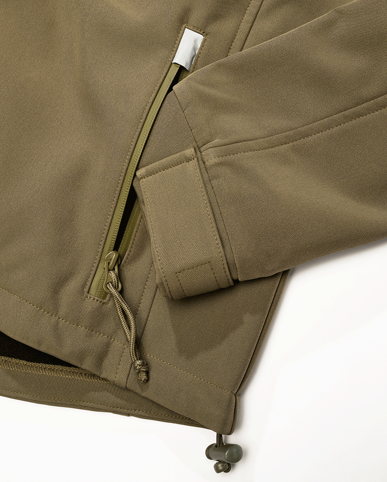 Brandit Oliv Softshelljacke mit wasserdichten Reißverschlüssen und reflektierenden Details.