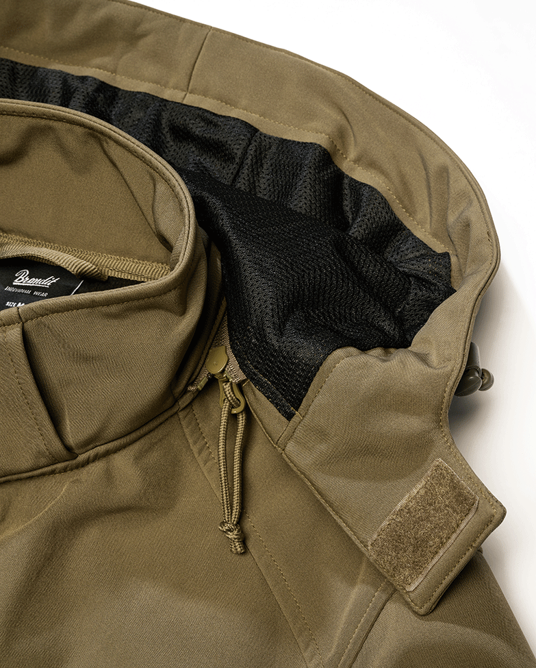 Brandit Oliv Softshelljacke mit wasserdichten Reißverschlüssen und reflektierenden Details.