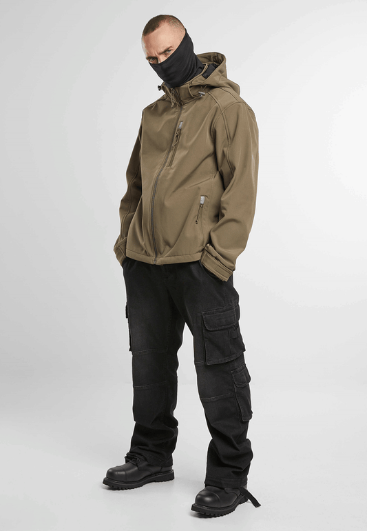 Brandit Oliv Softshelljacke mit wasserdichten Reißverschlüssen und reflektierenden Details.