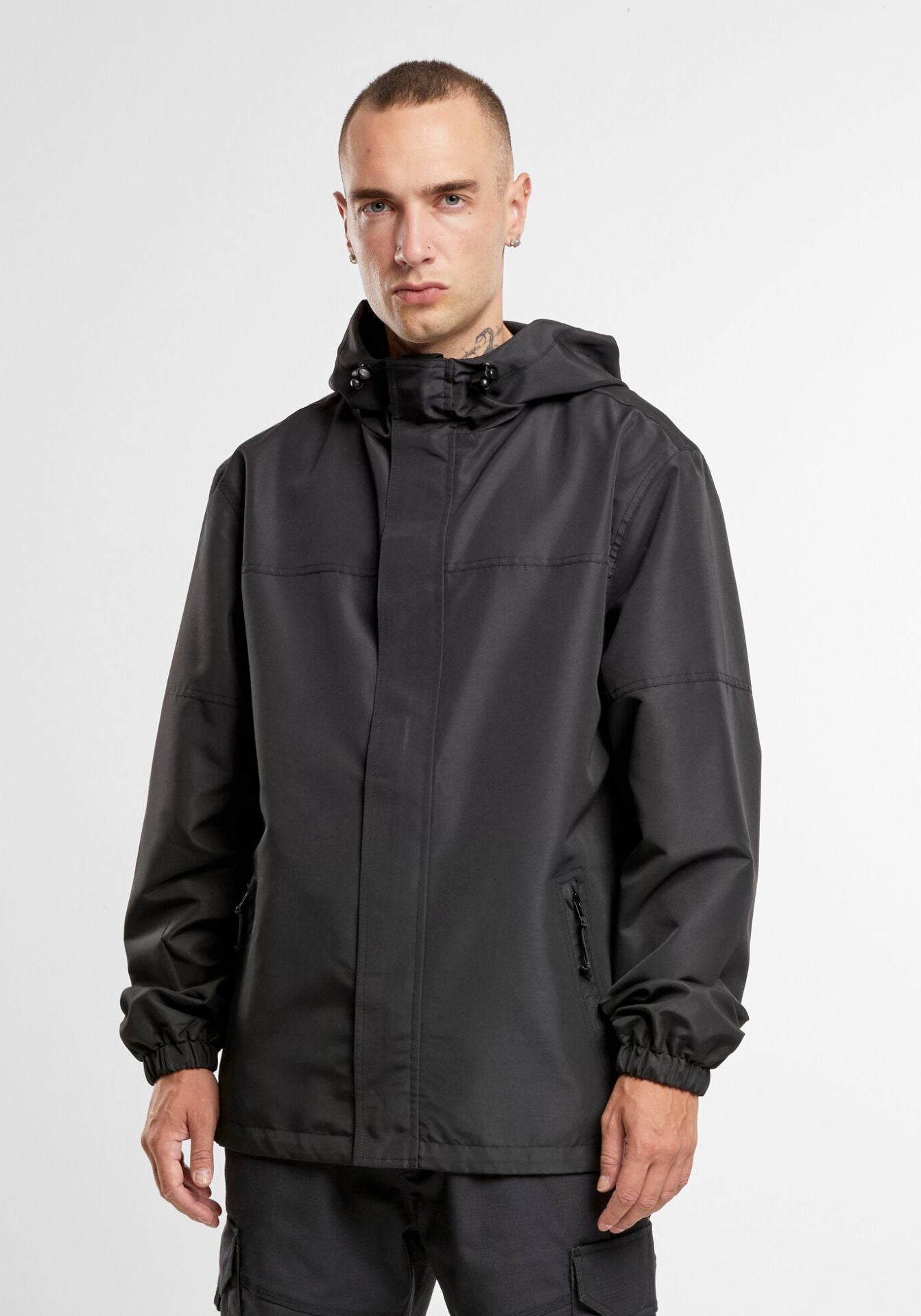 Brandit Light Windbreaker Schwarz: Leichte Herrenjacke mit Kapuze, Frontzip, Reißverschlusstaschen & geradem Schnitt