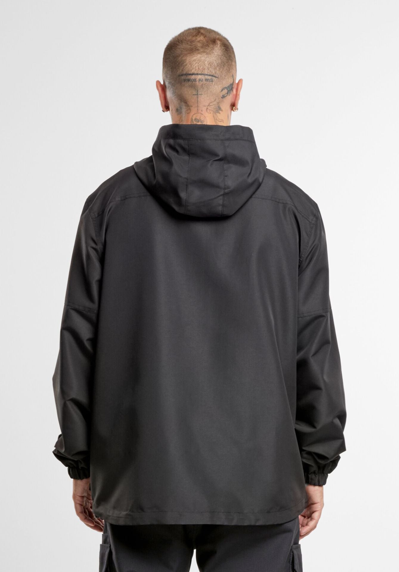 Brandit Light Windbreaker Schwarz: Leichte Herrenjacke mit Kapuze, Frontzip, Reißverschlusstaschen & geradem Schnitt