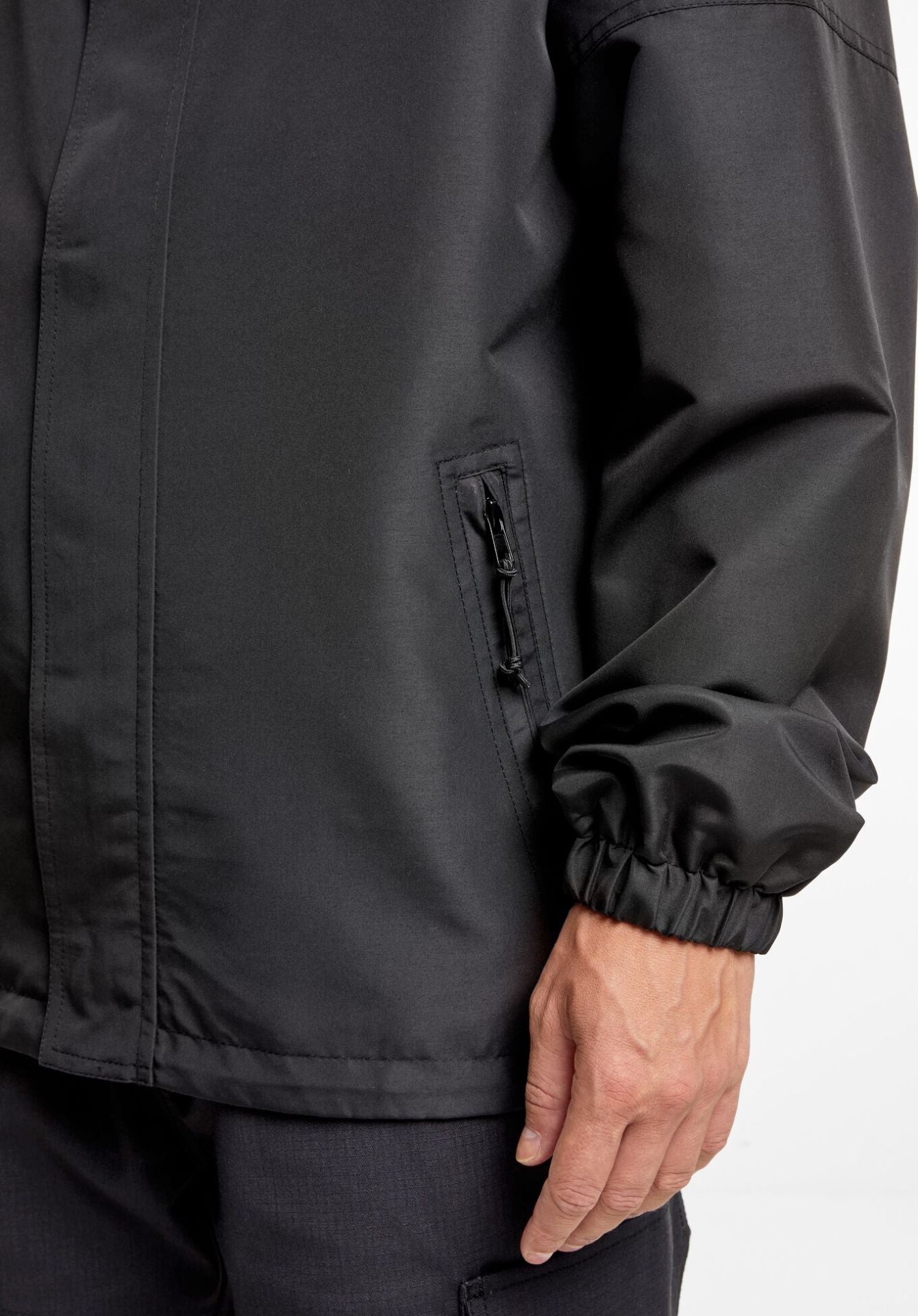 Brandit Light Windbreaker Schwarz: Leichte Herrenjacke mit Kapuze, Frontzip, Reißverschlusstaschen & geradem Schnitt