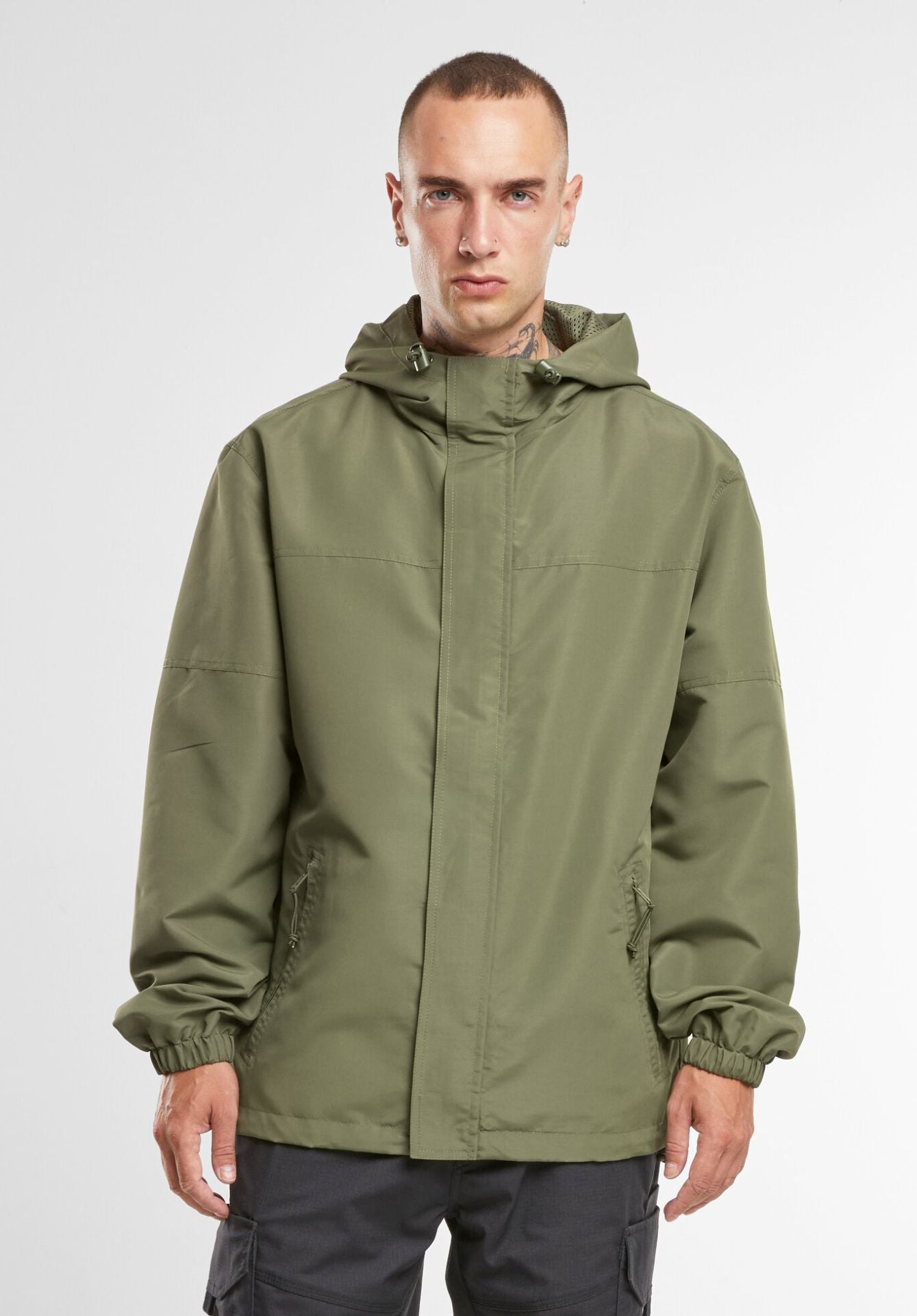Brandit Light Windbreaker Oliv: Wind- & wasserabweisende Herrenjacke mit Frontzip, Kapuze und sicherem Kinnschutz. Robust & leicht – jetzt online kaufen!