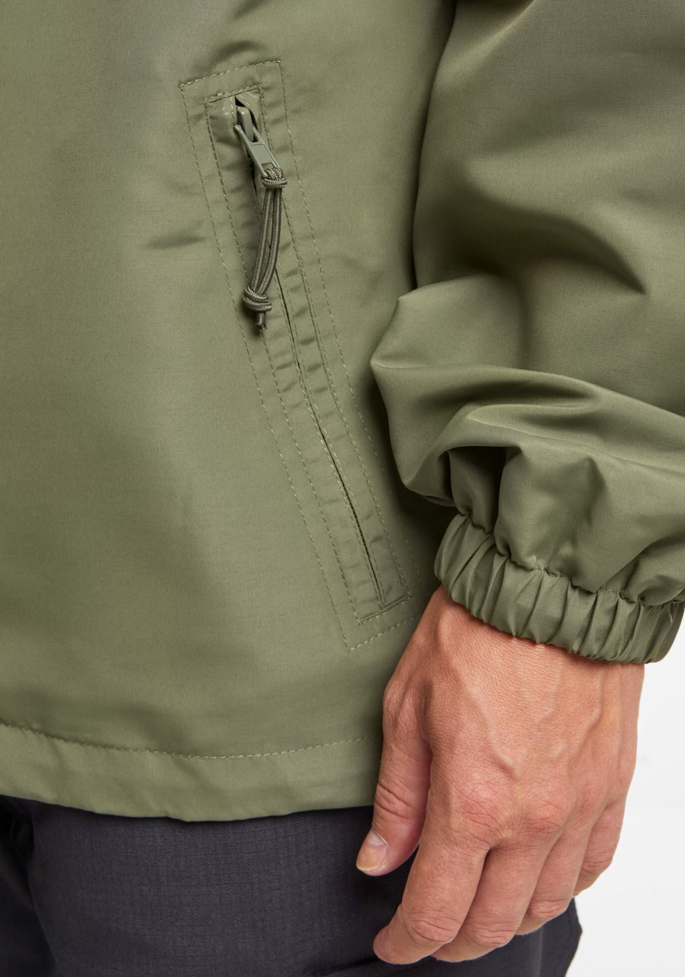 Brandit Light Windbreaker Oliv: Wind- & wasserabweisende Herrenjacke mit Frontzip, Kapuze und sicherem Kinnschutz. Robust & leicht – jetzt online kaufen!