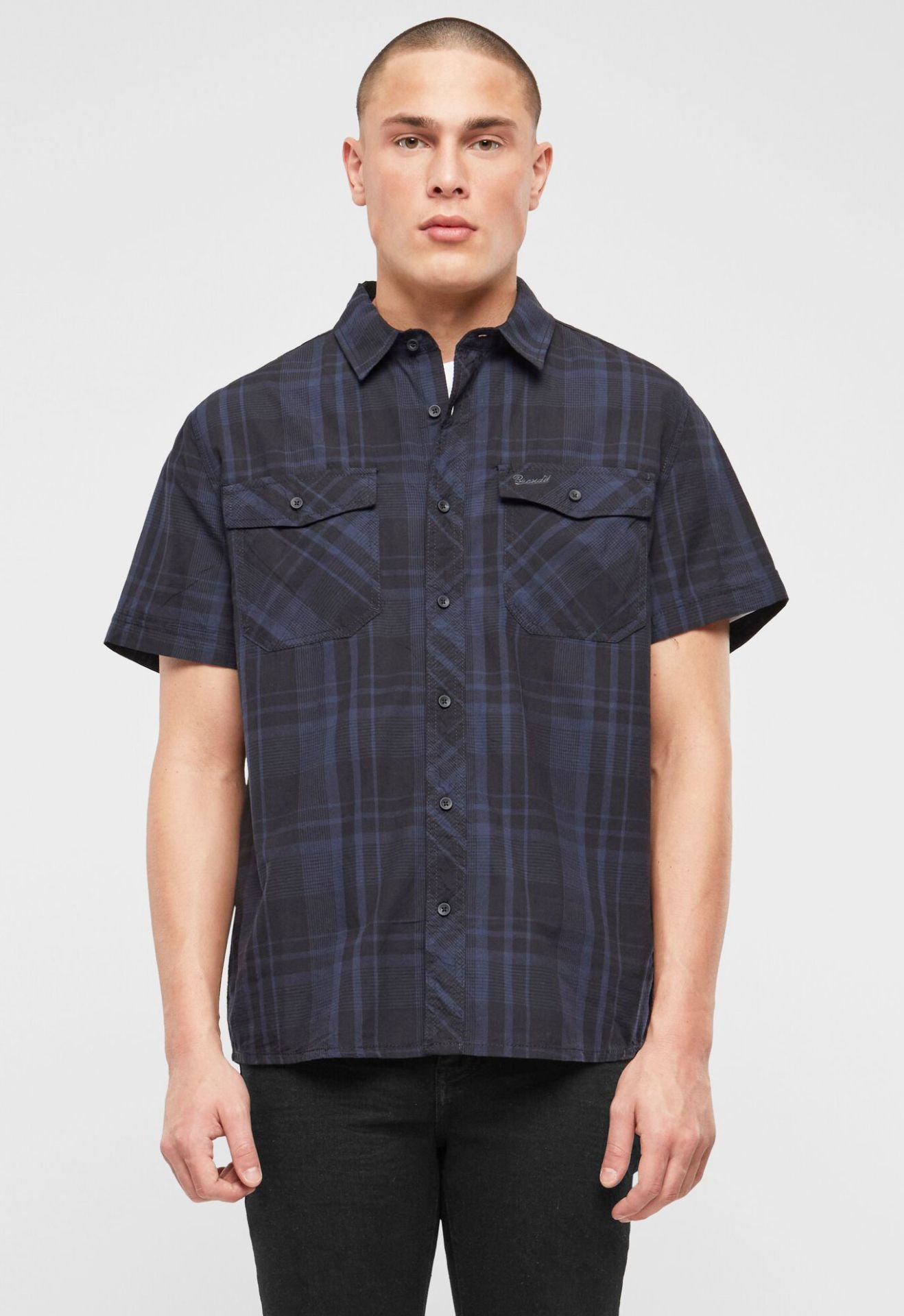 Brandit Roadstar Kurzarmhemd, gerade geschnitten, mit bestickten Brusttaschen Schwarz/Blau