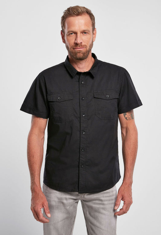 Schwarzes Brandit Roadstar Kurzarmhemd, gerade geschnitten, mit bestickten Brusttaschen.
