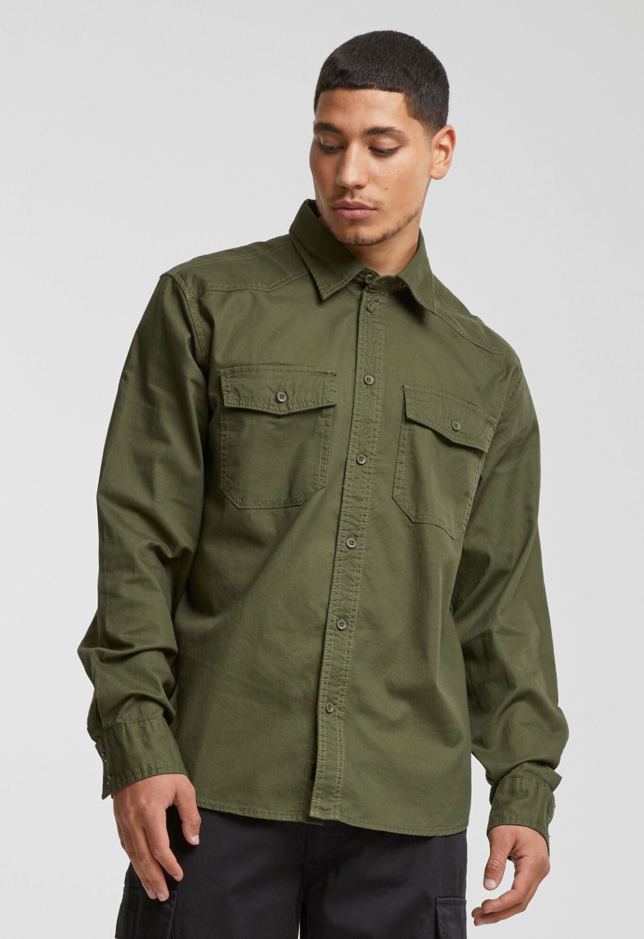 BRANDIT Flannel Shirt Olive: Klassisches Langarmhemd aus 100% Baumwolle, gerader Schnitt, mit zwei Brusttaschen
