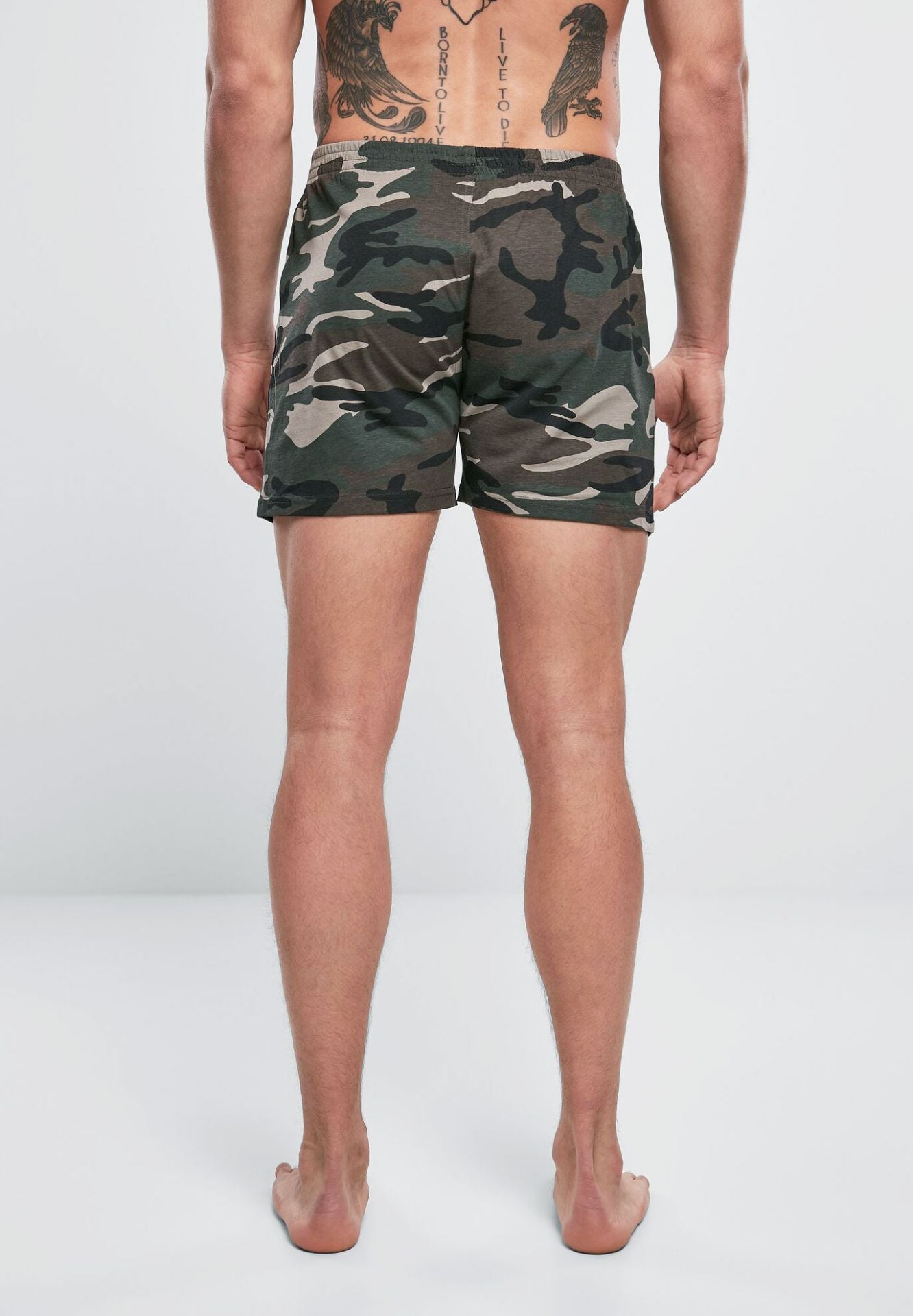 Lockere Brandit Boxer Shorts Olive am Model – Rückansicht zeigt den bequemen Schnitt und perfekten Sitz.