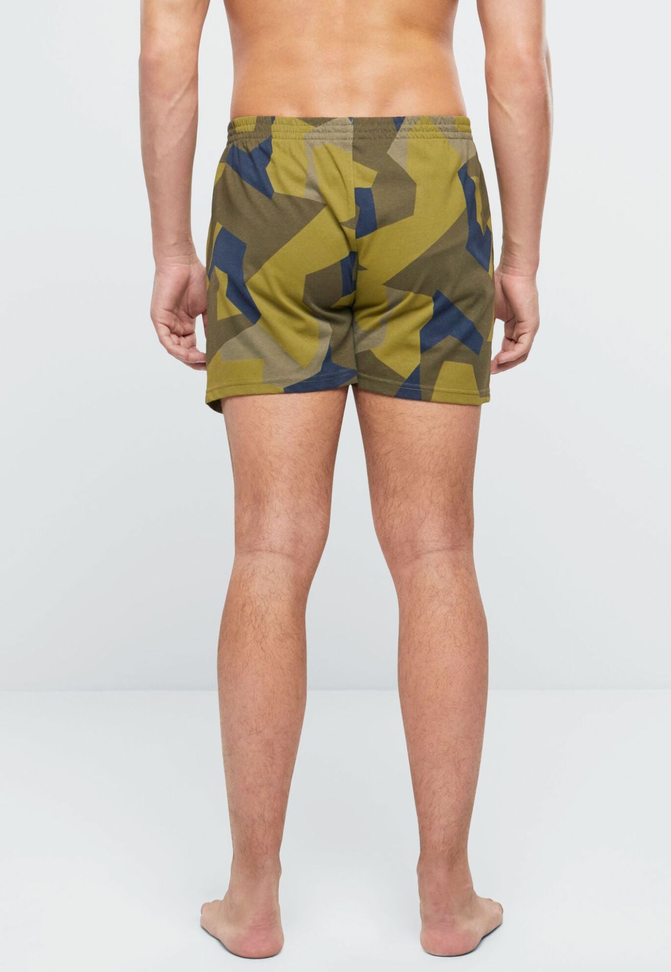 Lockere Brandit Boxer Shorts Swedish Camo am Model – Rückansicht zeigt den bequemen Schnitt und perfekten Sitz.