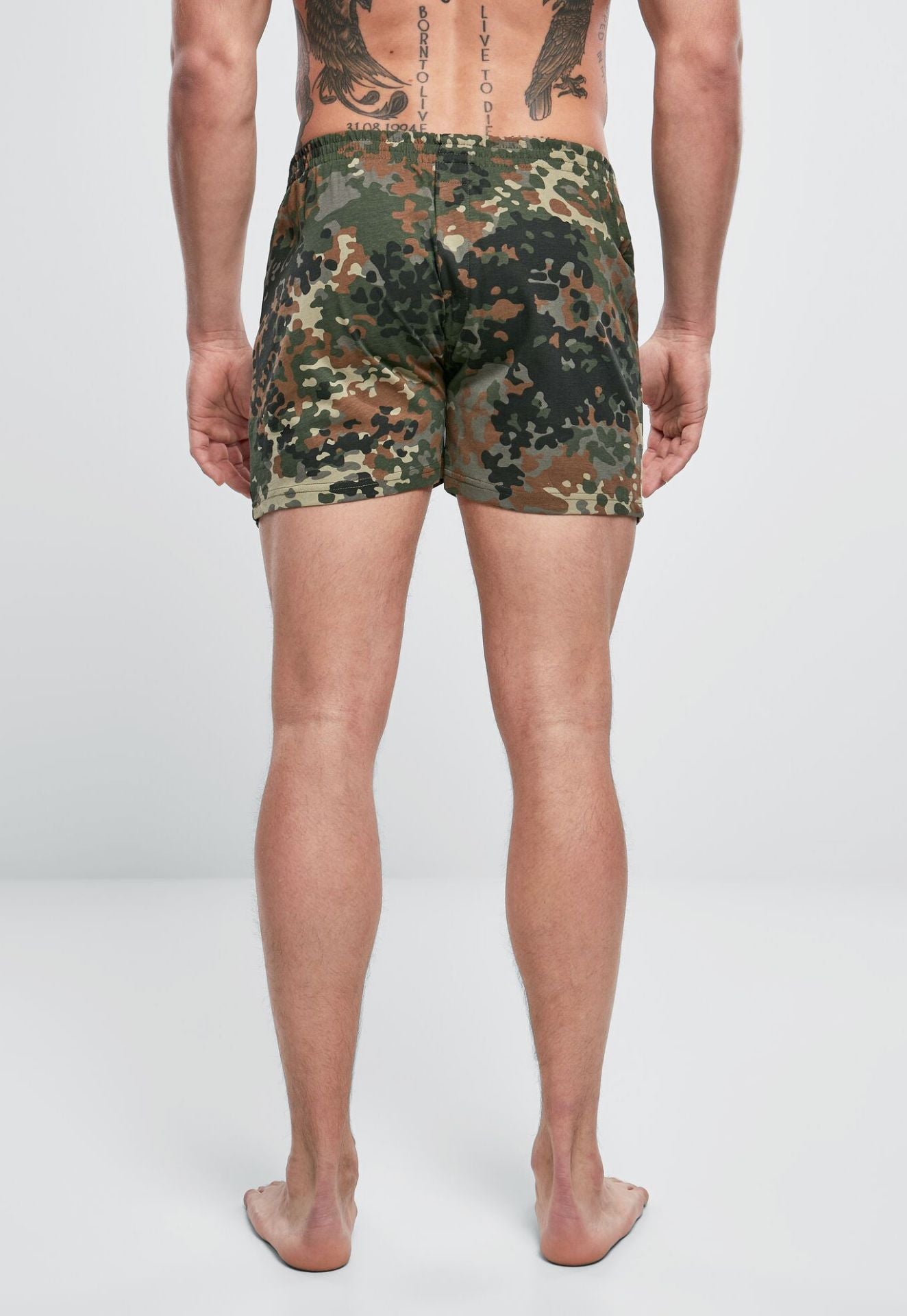 Lockere Brandit Boxer Shorts Flecktarn am Model – Rückansicht zeigt den bequemen Schnitt und perfekten Sitz.