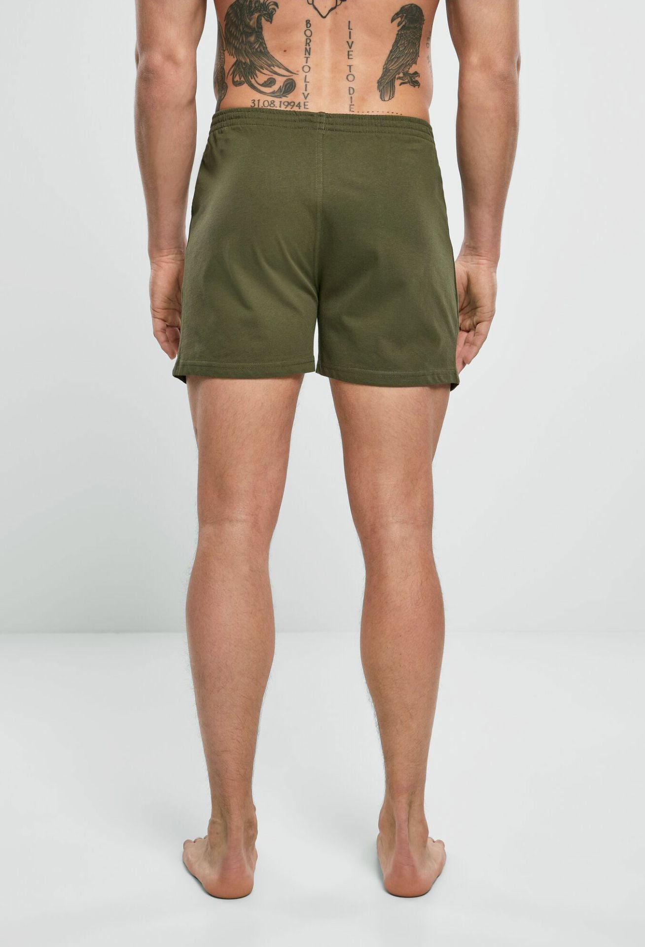 Lockere Brandit Boxer Shorts Olive am Model – Rückansicht zeigt den bequemen Schnitt und perfekten Sitz.