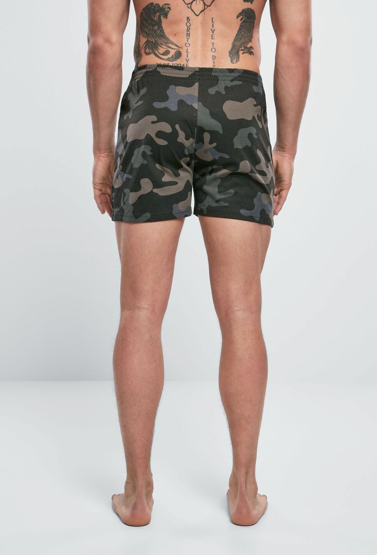 Lockere Brandit Boxer Shorts Darkcamo am Model – Rückansicht zeigt den bequemen Schnitt und perfekten Sitz.