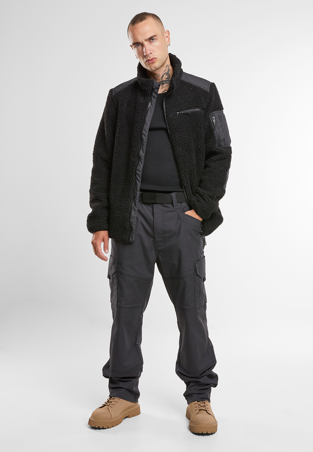 Brandit Teddyfleece Jacke in schwarz mit Ripstop-Einsaetzen, Reissverschlusstaschen, hohem Kragen und atmungsaktivem Meshfutter.