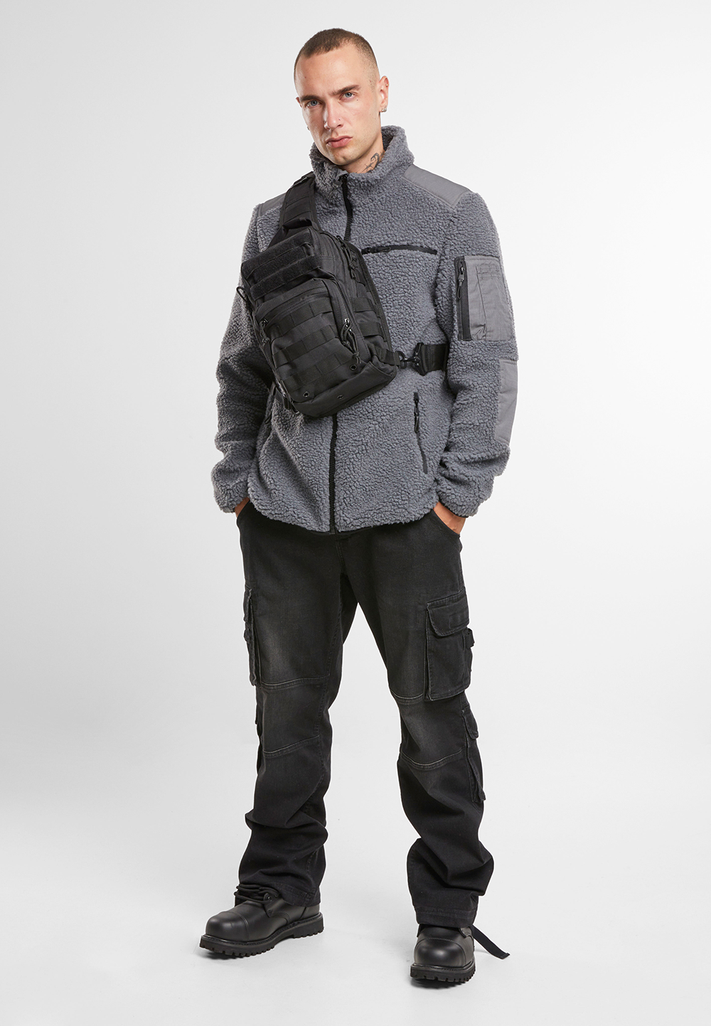 Brandit Teddyfleece Jacke in Anthra mit Ripstop-Einsaetzen, Reissverschlusstaschen, hohem Kragen und atmungsaktivem Meshfutter.
