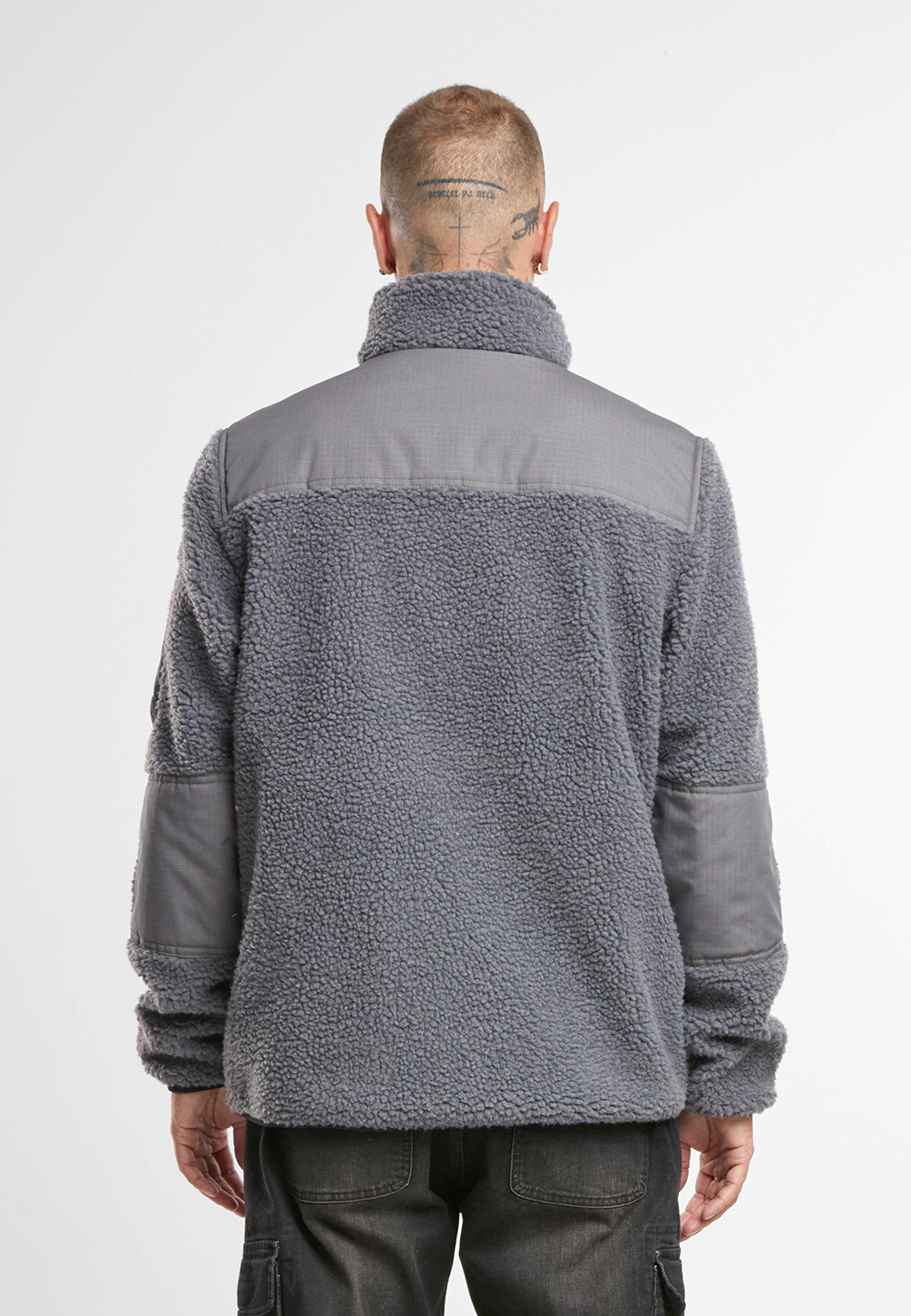 Brandit Teddyfleece Jacke in Anthra mit Ripstop-Einsaetzen, Reissverschlusstaschen, hohem Kragen und atmungsaktivem Meshfutter.