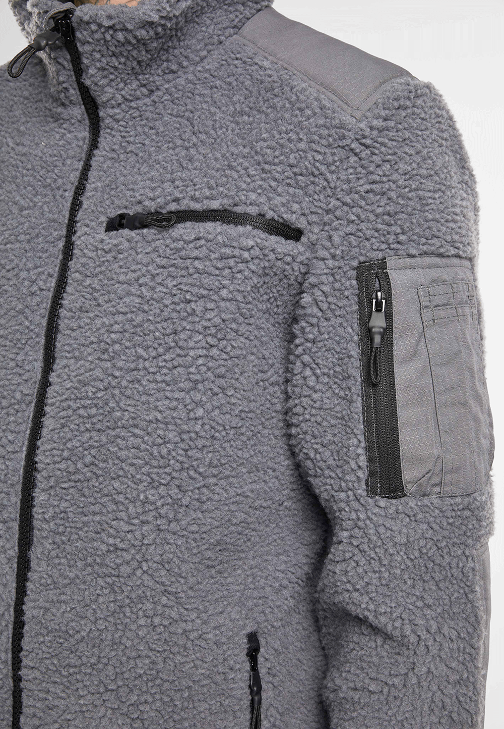 Brandit Teddyfleece-Jacke Anthracite mit Ripstop-Einsätzen, Reißverschlusstaschen und atmungsaktivem Meshfutter.