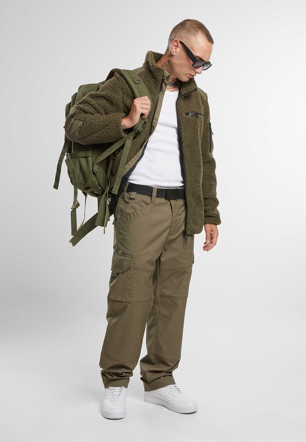 Brandit Teddyfleece-Jacke Oliv mit Ripstop-Einsätzen, Reißverschlusstaschen und atmungsaktivem Meshfutter.
