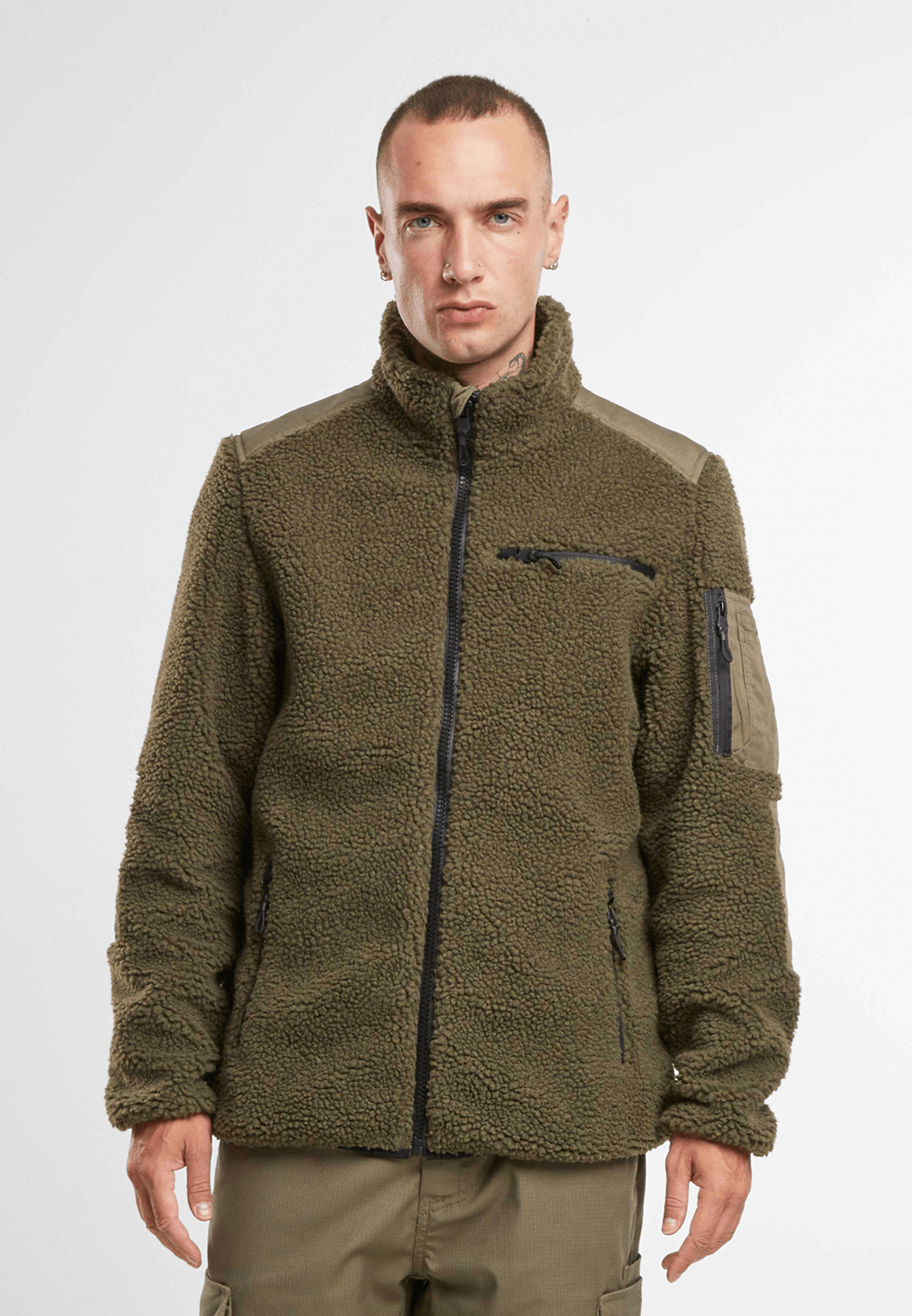 Brandit Teddyfleece-Jacke Oliv mit Ripstop-Einsätzen, Reißverschlusstaschen und atmungsaktivem Meshfutter.