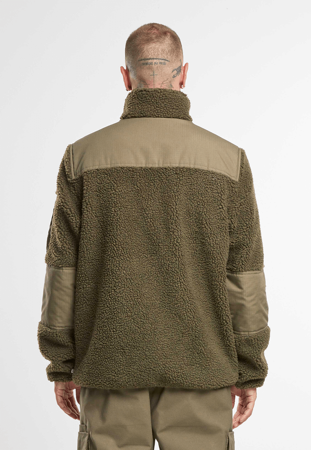 Brandit Teddyfleece-Jacke Oliv mit Ripstop-Einsätzen, Reißverschlusstaschen und atmungsaktivem Meshfutter.