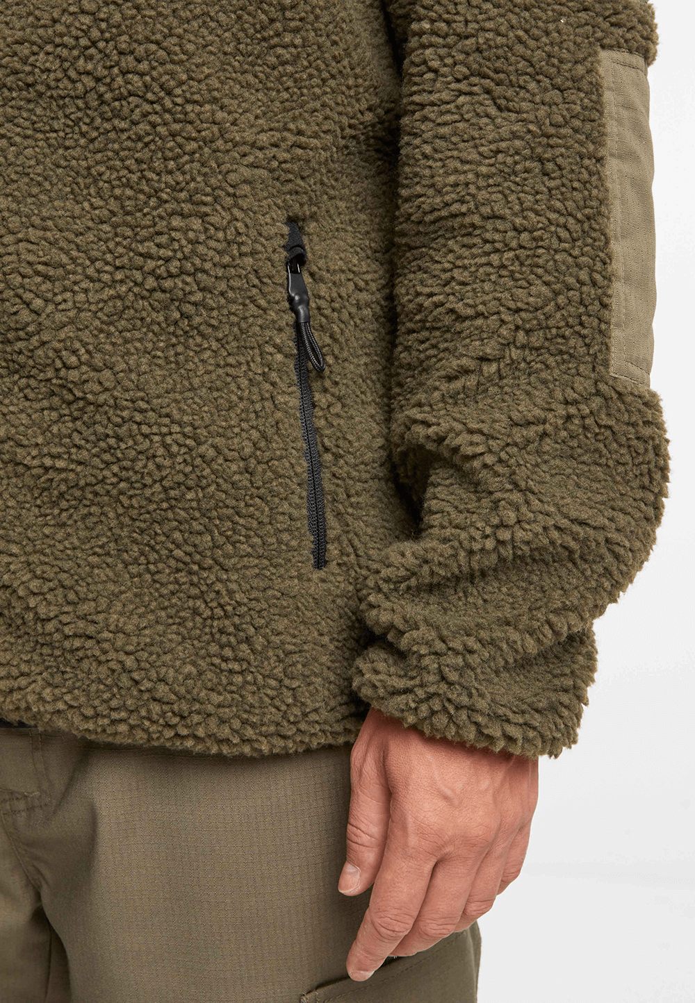Brandit Teddyfleece-Jacke Oliv mit Ripstop-Einsätzen, Reißverschlusstaschen und atmungsaktivem Meshfutter.