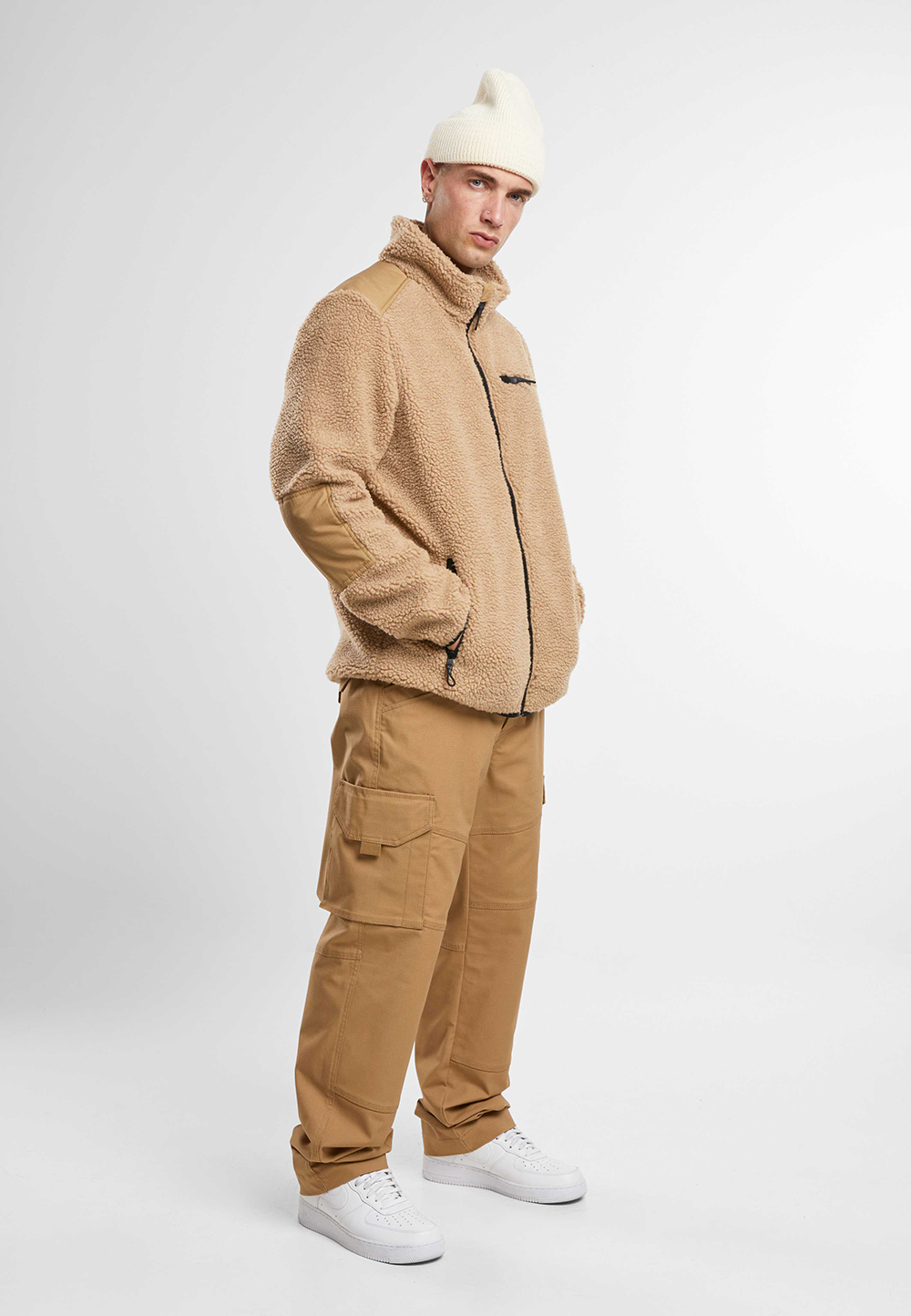 Brandit Teddyfleece Jacke in camel mit Ripstop-Einsaetzen, Reissverschlusstaschen, hohem Kragen und atmungsaktivem Meshfutter.