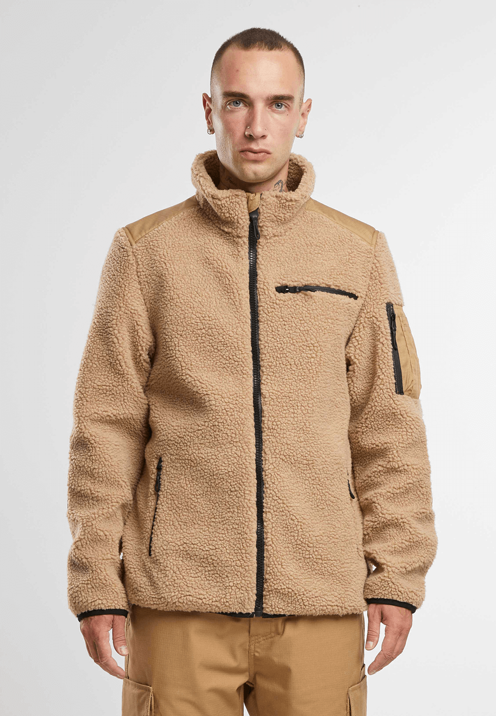 Brandit Teddyfleece-Jacke Camel mit Ripstop-Einsätzen, Reissverschlusstaschen und atmungsaktivem Meshfutter.
