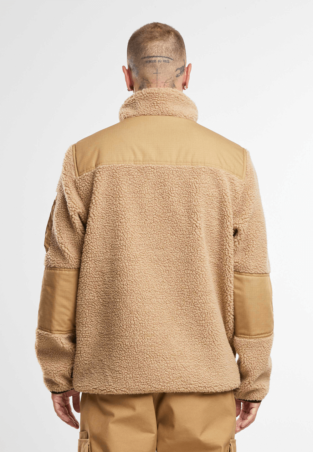 Brandit Teddyfleece Jacke in camel mit Ripstop-Einsaetzen, Reissverschlusstaschen, hohem Kragen und atmungsaktivem Meshfutter.
