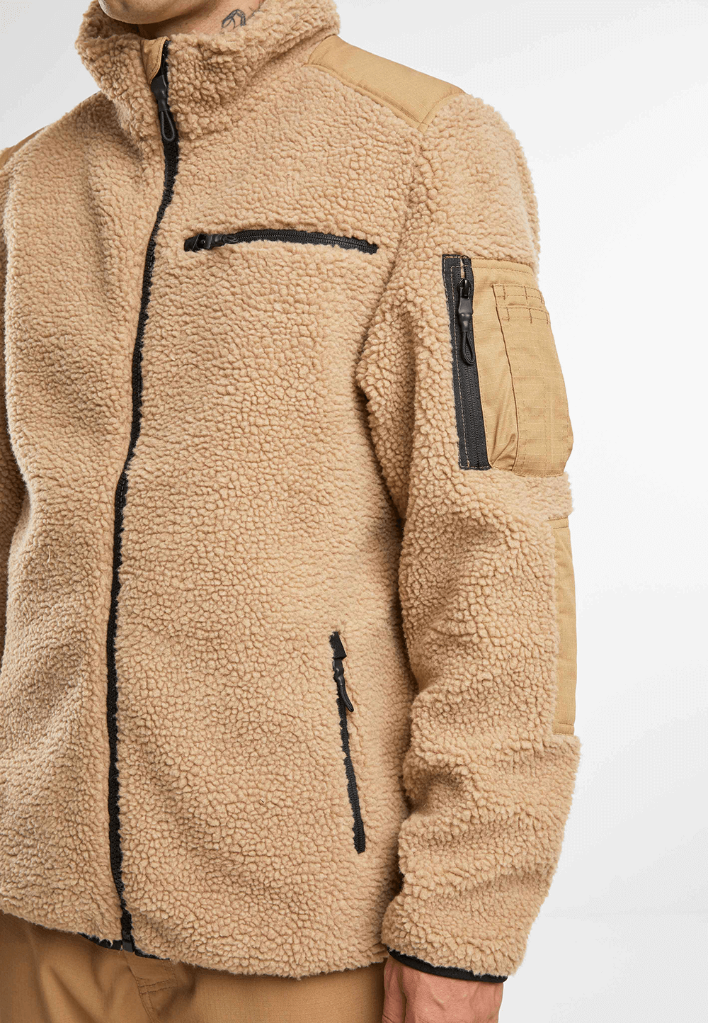 Brandit Teddyfleece-Jacke Camel mit Ripstop-Einsätzen, Reissverschlusstaschen und atmungsaktivem Meshfutter.