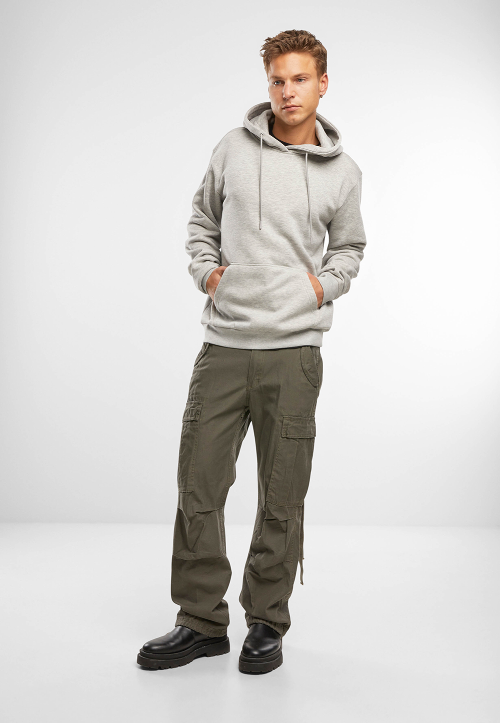 Grauer Hoody  aus brushed Fleece mit Kapuze und Kängurutasche.