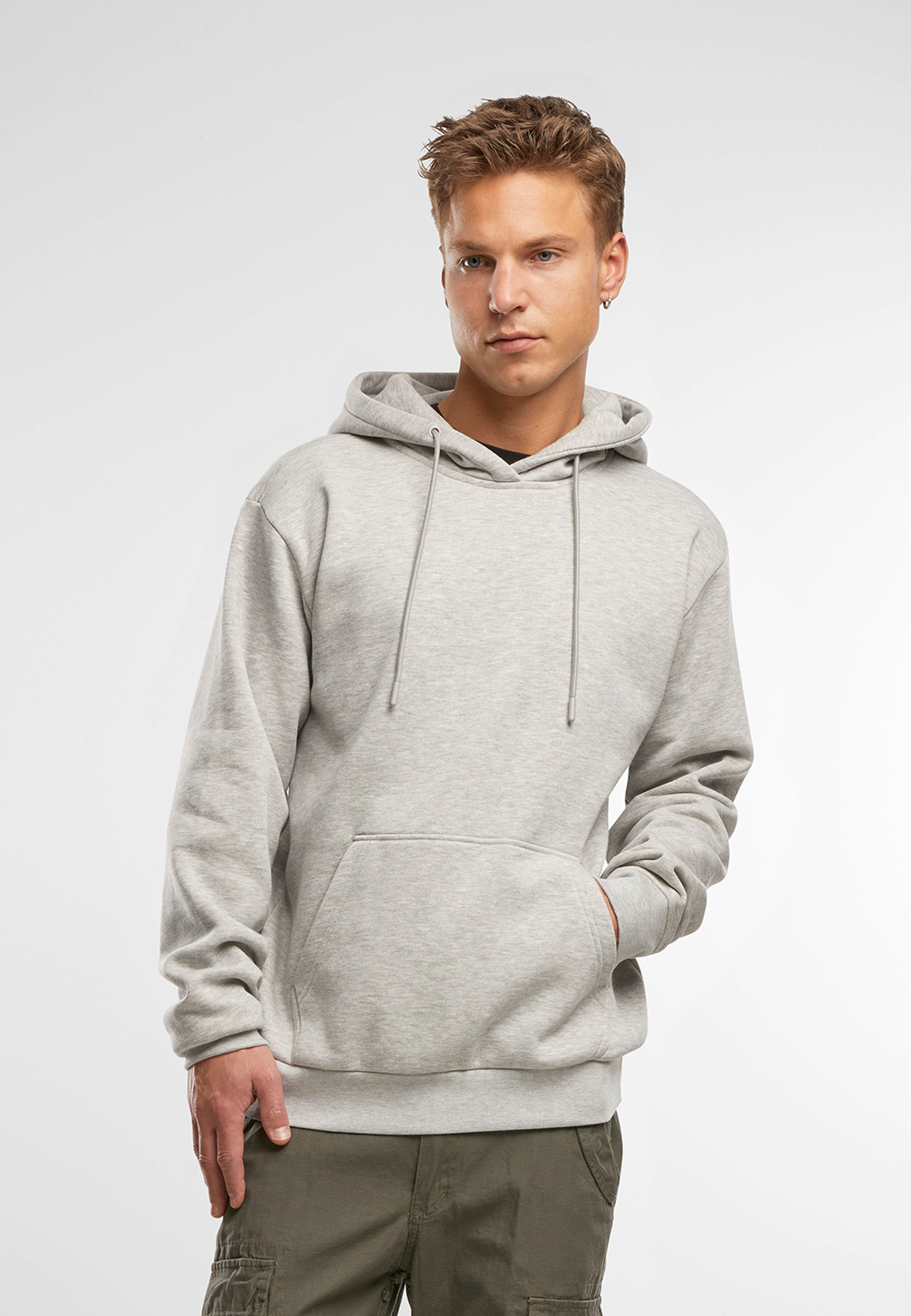 Grauer Hoody  aus brushed Fleece mit Kapuze und Kängurutasche.