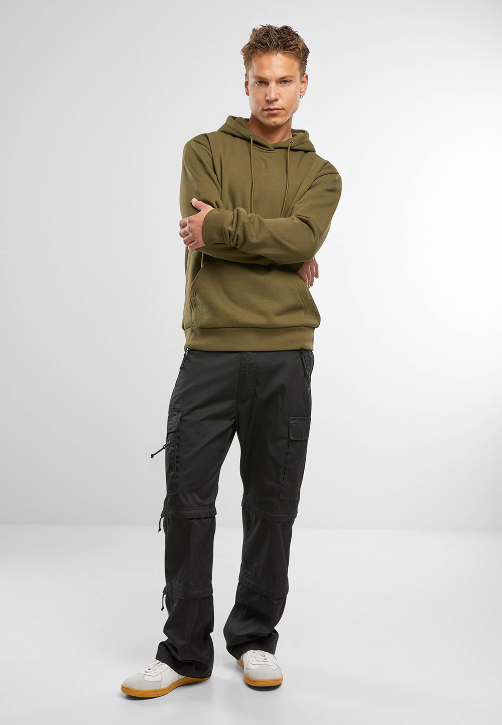 Olivfarbender Hoody  aus brushed Fleece mit Kapuze und Kängurutasche."