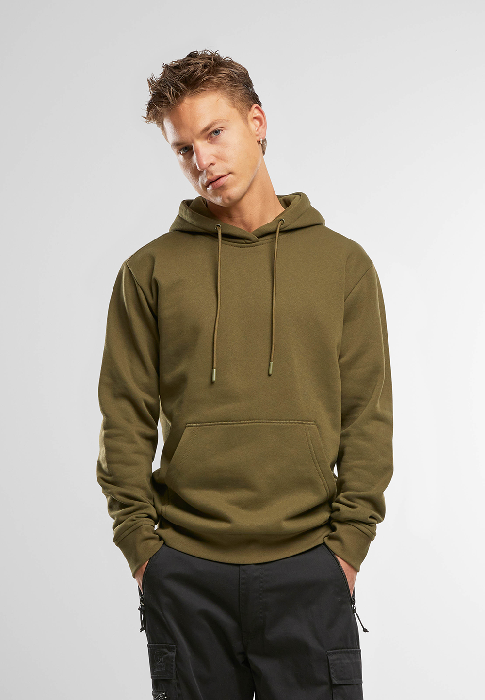 Olivfarbender Hoody  aus brushed Fleece mit Kapuze und Kängurutasche."