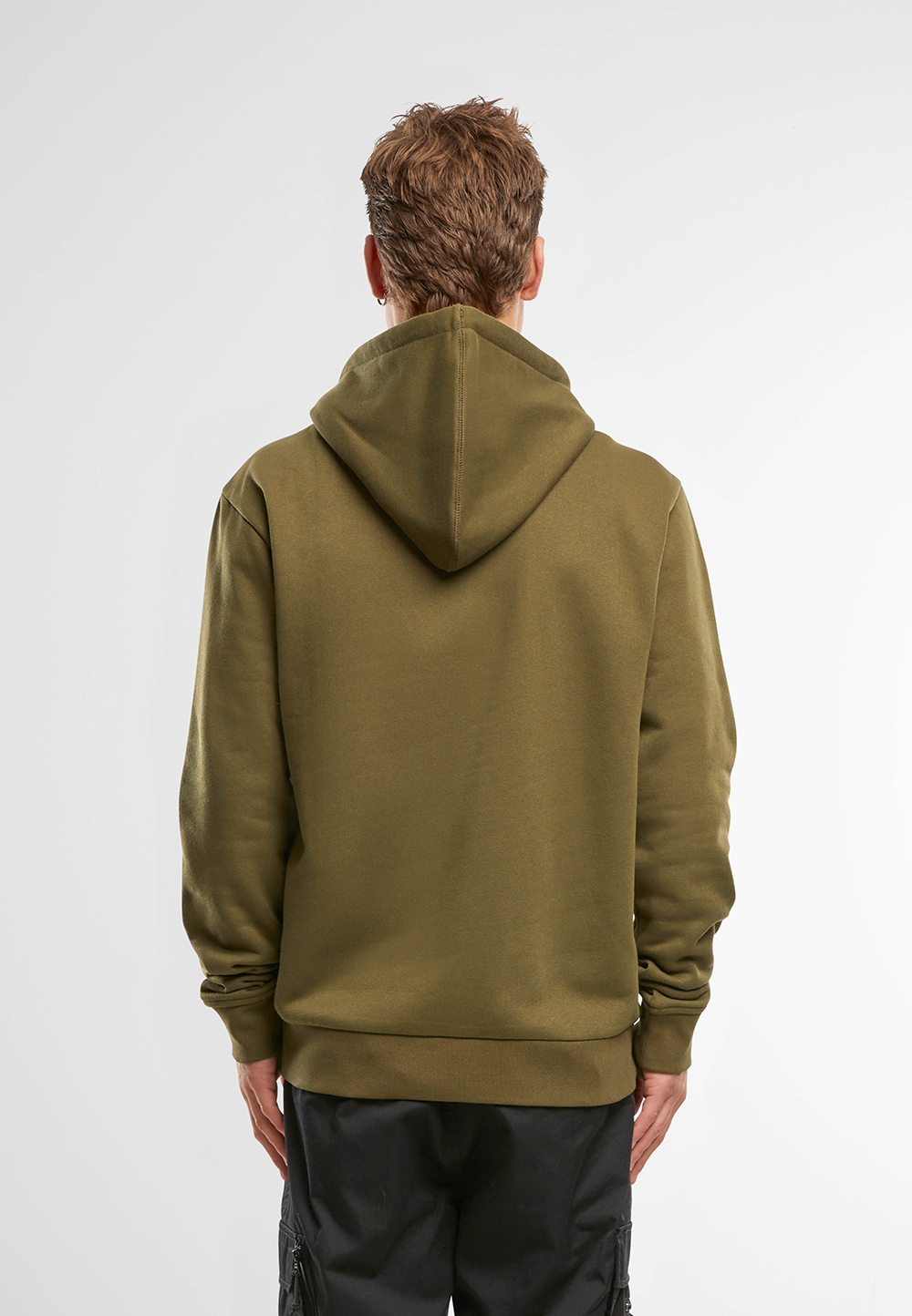 Olivfarbender Hoody  aus brushed Fleece mit Kapuze und Kängurutasche."