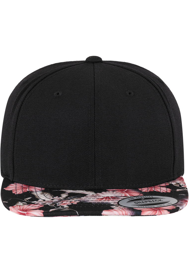 Schwarze Flexfit Floral Snapback Cap mit rot-rosa Blumenmuster auf dem flachen Schirm. Klassische Streetwear Kappe.