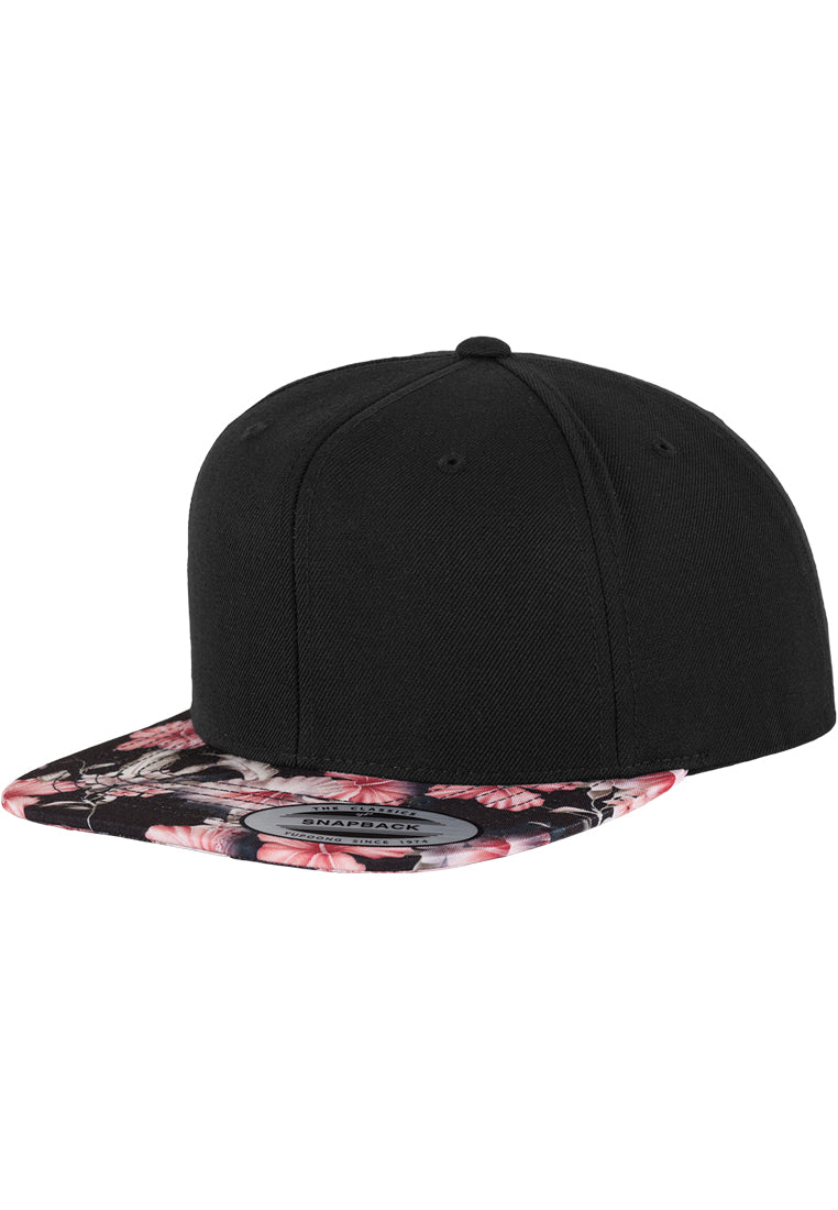 Schwarze Flexfit Floral Snapback Cap mit rot-rosa Blumenmuster auf dem flachen Schirm. Klassische Streetwear Kappe.
