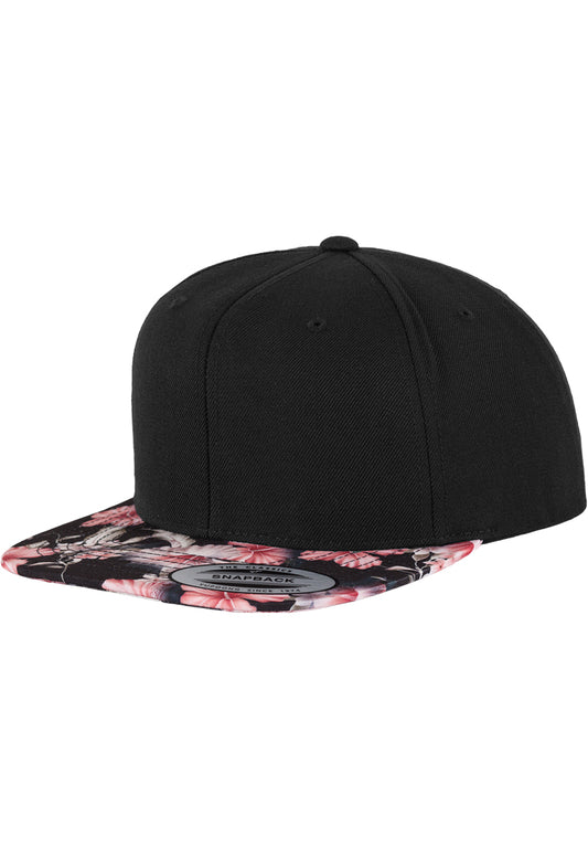 Schwarze Flexfit Floral Snapback Cap mit rot-rosa Blumenmuster auf dem flachen Schirm. Klassische Streetwear Kappe.