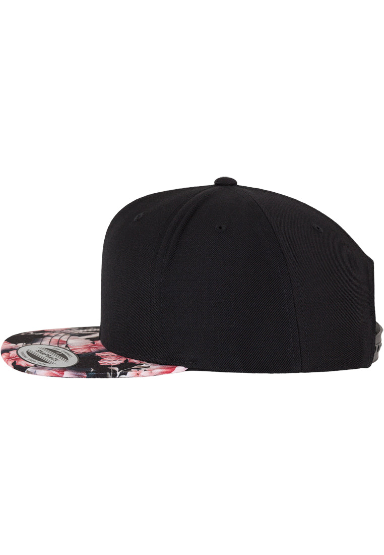 Schwarze Flexfit Floral Snapback Cap mit rot-rosa Blumenmuster auf dem flachen Schirm. Klassische Streetwear Kappe.