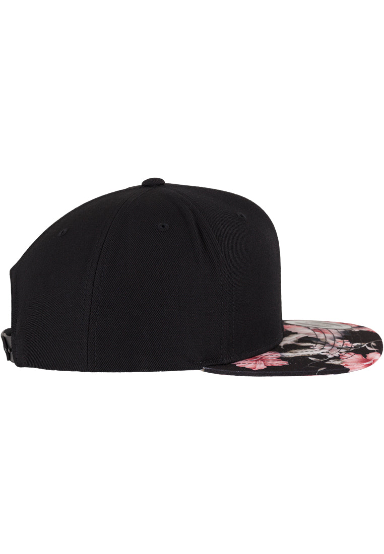 Schwarze Flexfit Floral Snapback Cap mit rot-rosa Blumenmuster auf dem flachen Schirm. Klassische Streetwear Kappe.