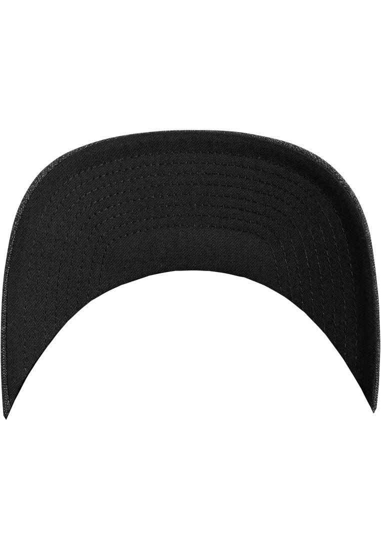 Unterseite des schwarzen, gebogenen Schirms der Flexfit Fine Melange Cap mit sichtbaren Ziernähten.