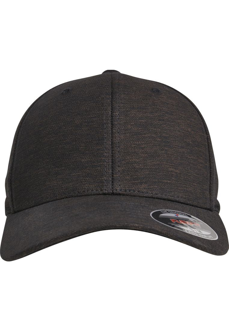Klassische Flexfit Cap in Schwarz mit dezent meliertem Stoffmuster und gebogenem Schirm.