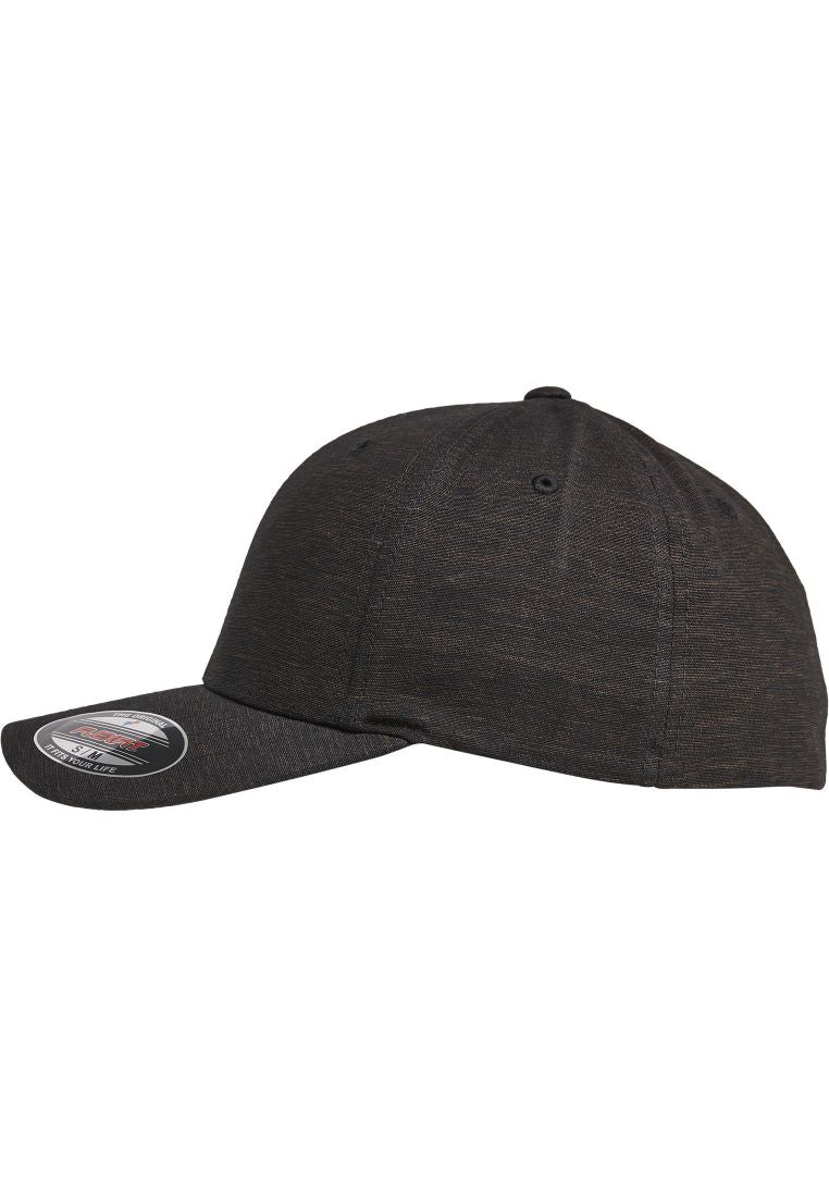 Klassische Flexfit Cap in Schwarz mit dezent meliertem Stoffmuster und gebogenem Schirm.