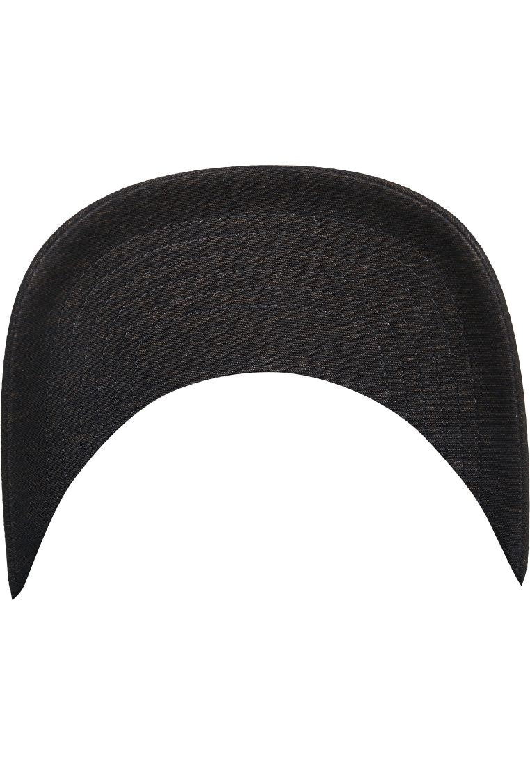 Unterseite des gebogenen Schirms einer schwarzen Flexfit Cap mit Ziernähten und meliertem Stoff.