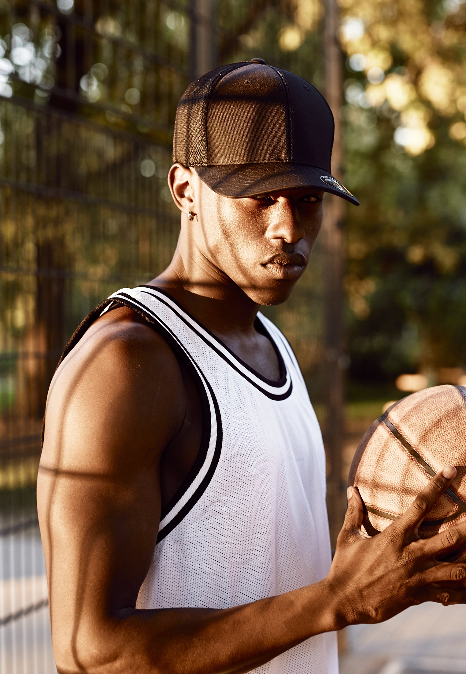 Schwarze Flexfit Tactel Mesh Cap mit elastischem Band und Netz-Rückseite.
