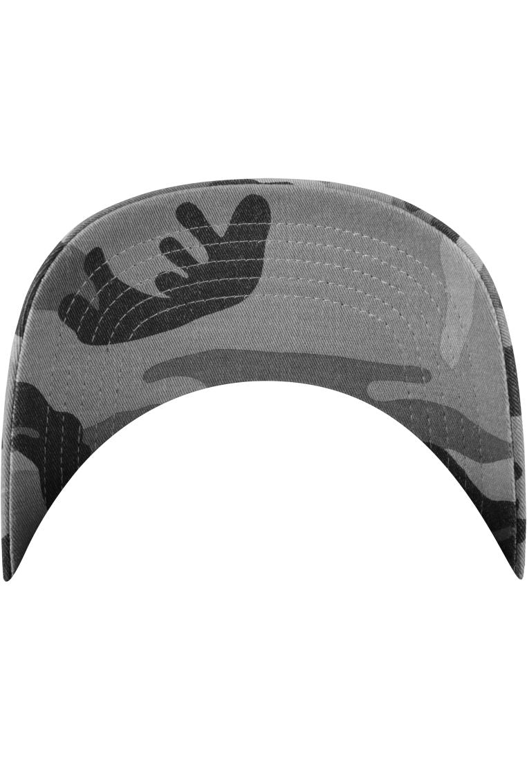 Unterseite des gebogenen Schirms einer Camouflage Trucker Cap mit grau-schwarzem Tarnmuster.