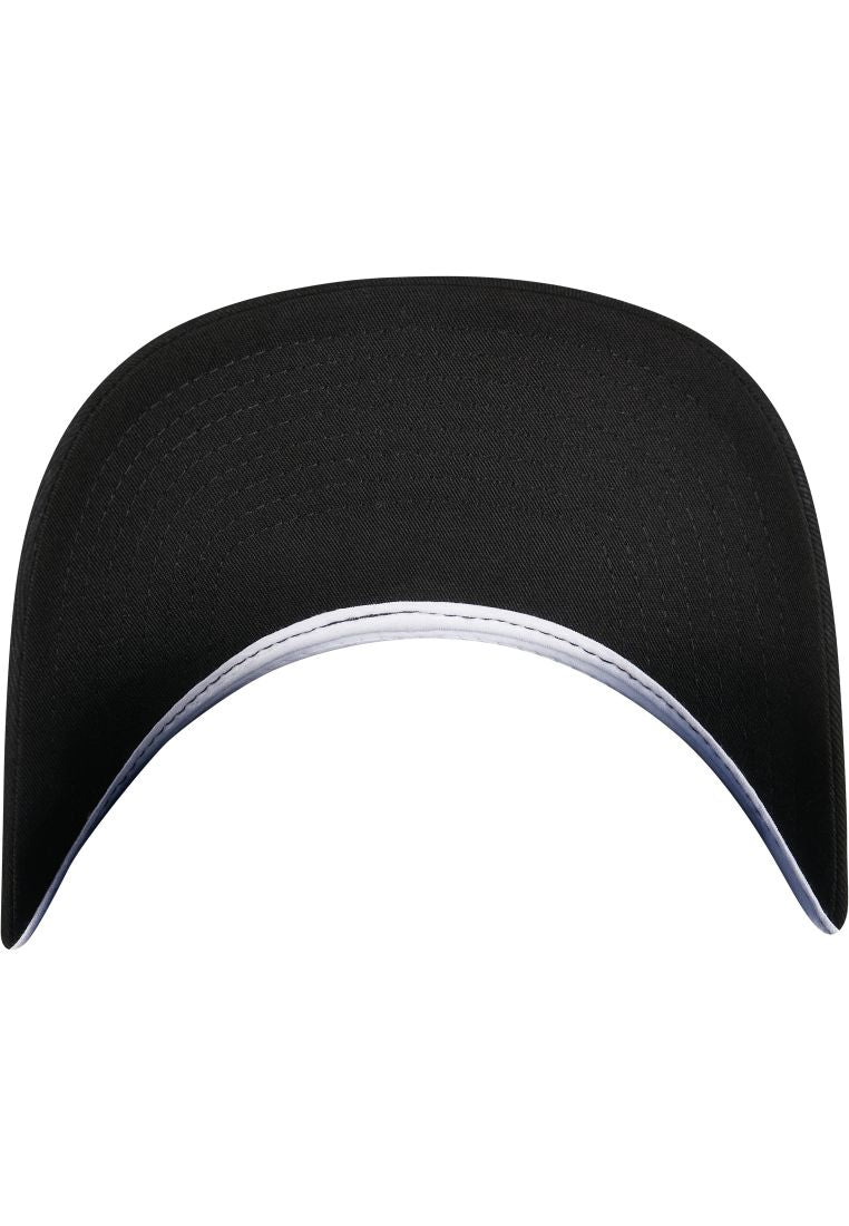 Schwarze Schirmunterseite der Flexfit YP Classics Retro Trucker Cap mit sichtbaren Ziernähten