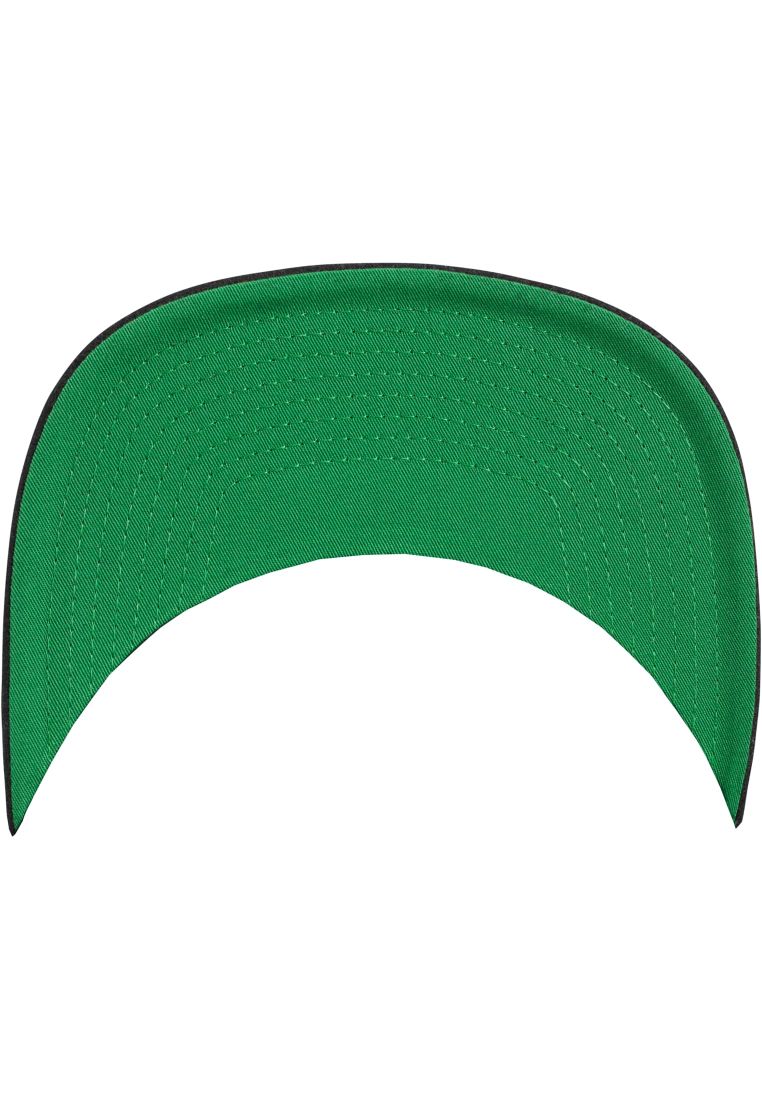 Klassisch grüne Schirmunterseite der Flexfit Snapback Cap