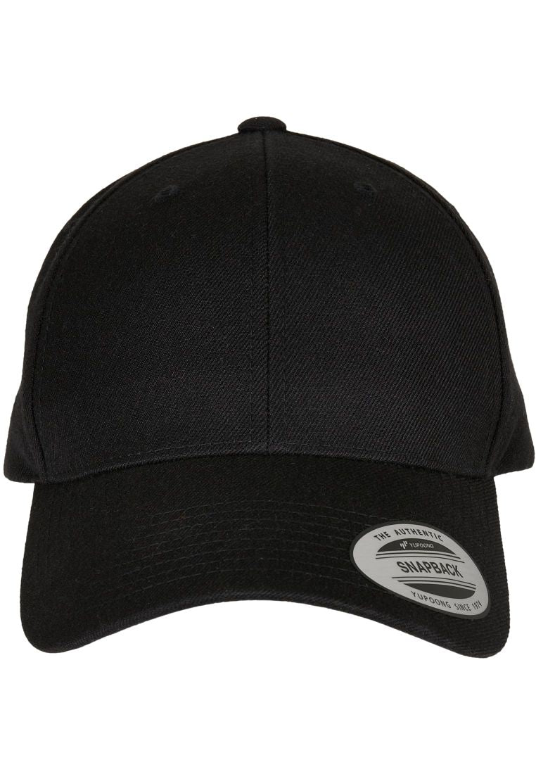 Schwarze Premium Snapback Cap von Flexfit mit gebogenem Schirm aus Wolle und Acryl.
