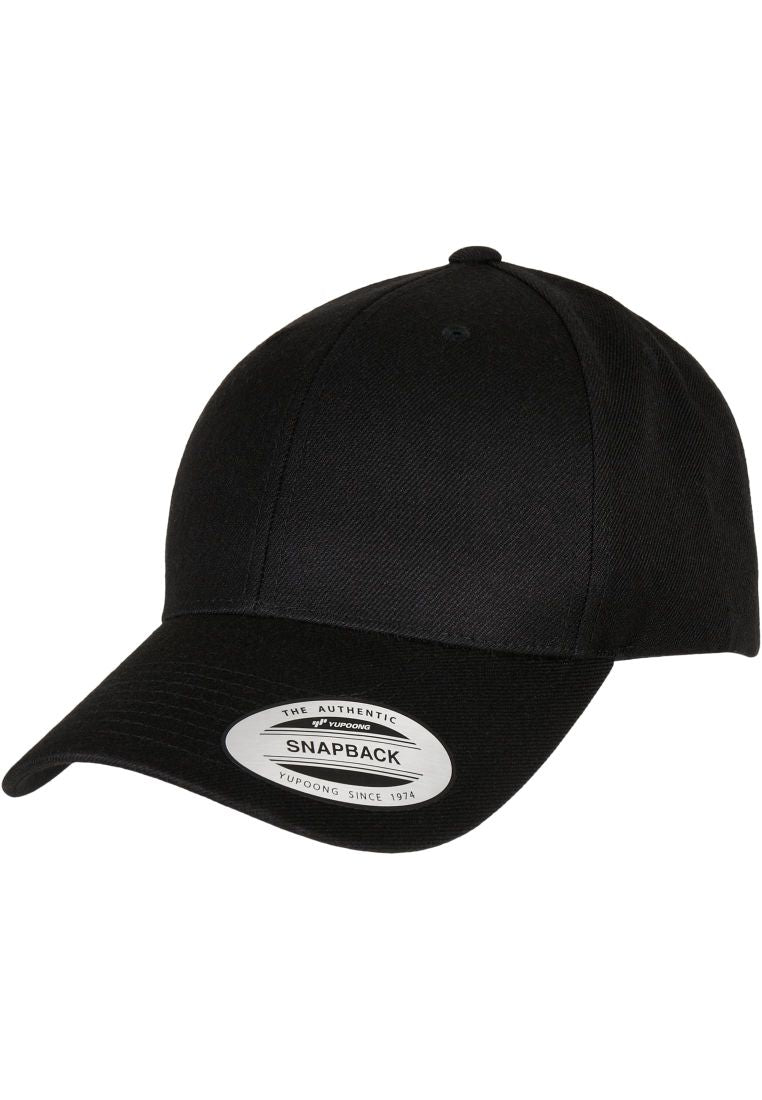 Schwarze Premium Snapback Cap von Flexfit mit gebogenem Schirm aus Wolle und Acryl.